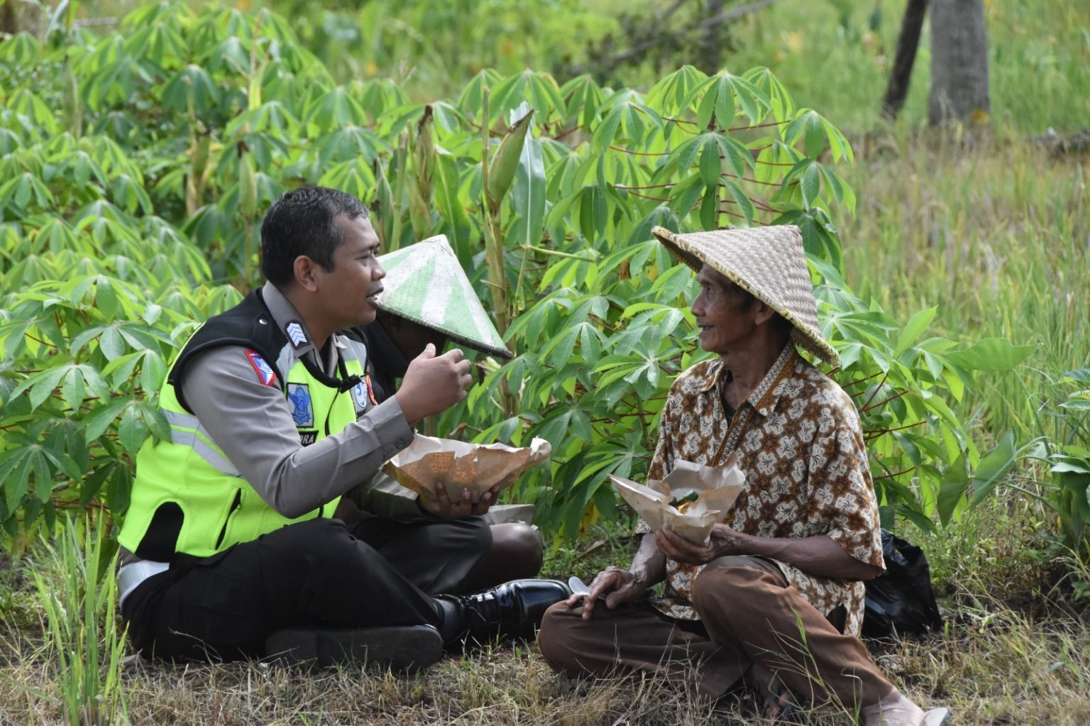 Polisi Humanis Makan Bareng Petani