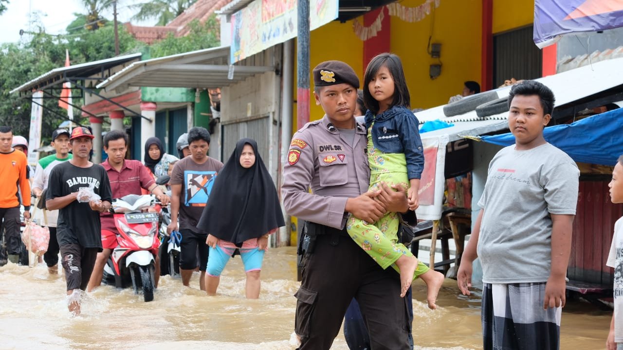 Polisi Sigap Evakuasi Korban Banjir