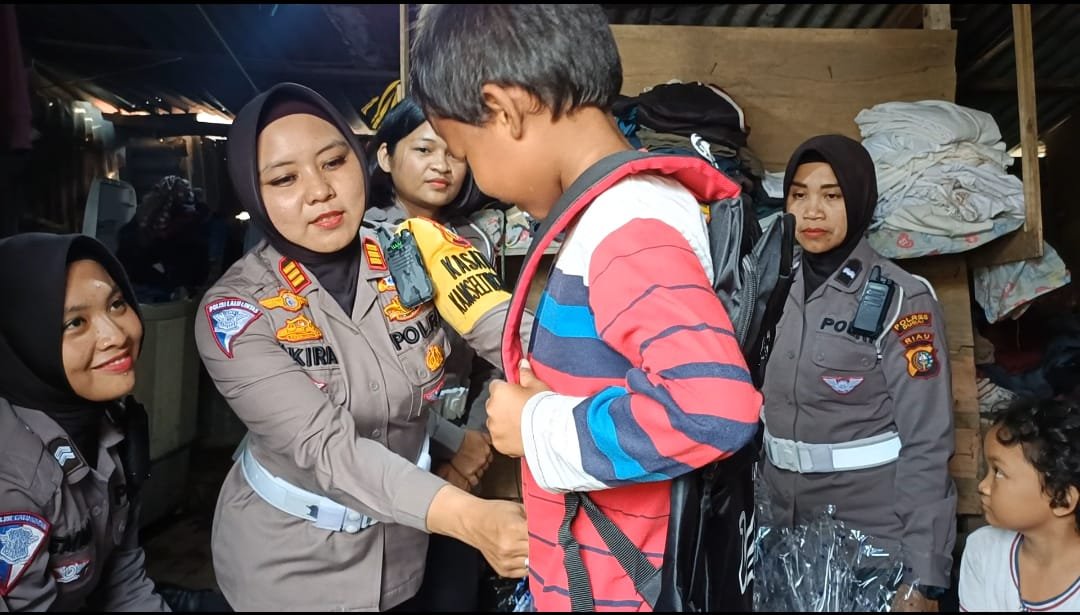 Polwan Salurkan Perlengkapan Sekolah Anak