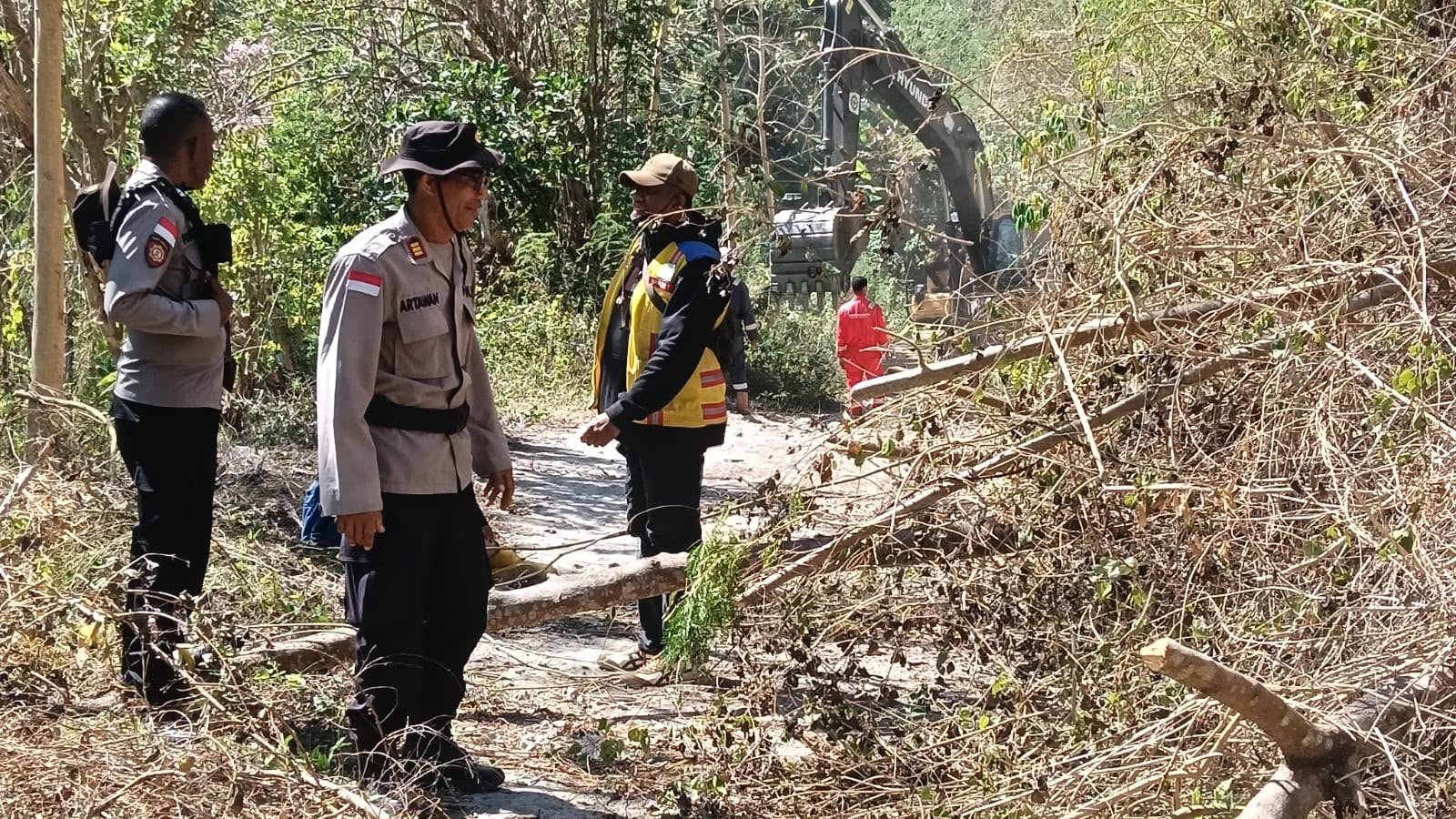 Personel Polres Sikka Kawal Pembersihan Material Longsor